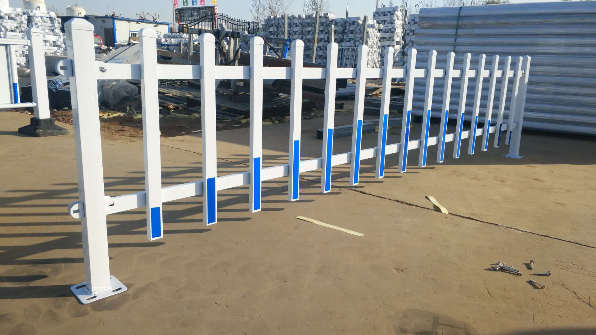 內(nèi)蒙古鐵草坪護(hù)欄安裝案例