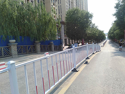 道路護(hù)欄廠家圖片2